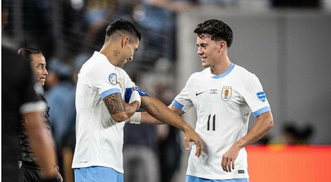 Luis Suárez recibe la banda de capitán al ingresa al partido frente a Bolivia: Foto: CONMEBOL.