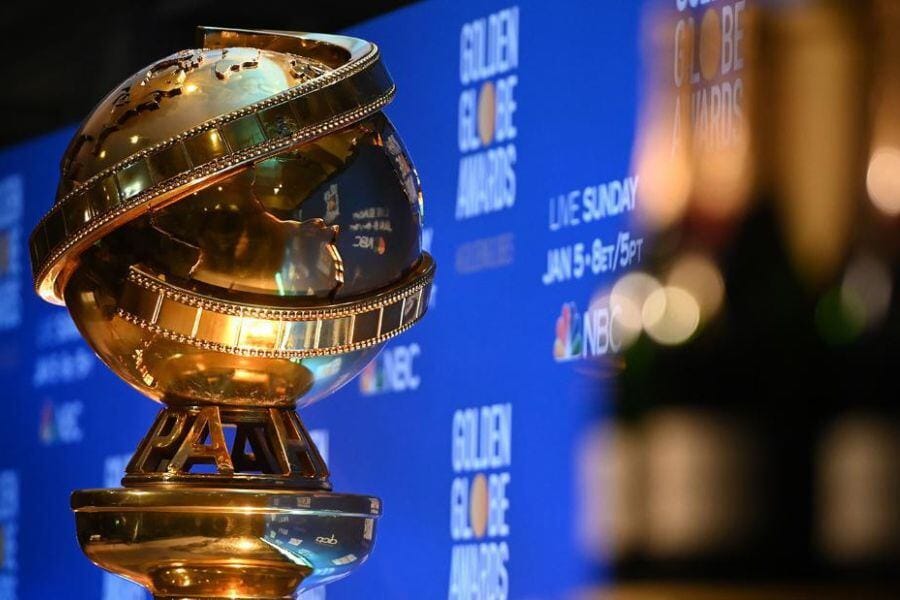 Estatuilla premió globo de oro con fondo azul