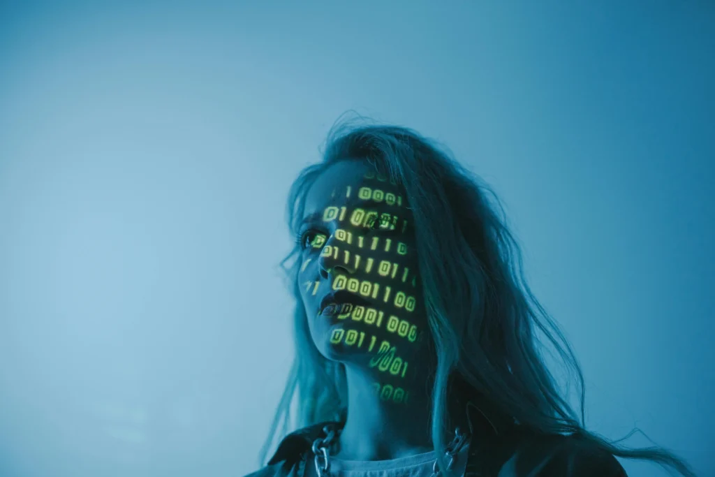 Foto de mujer con imágenes en proyección de letras y números, IA