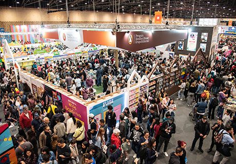 Vista general de pabellones y asistentes en la Feria Internacional del Libro de Bogotá FILBo 2026 en Corferias