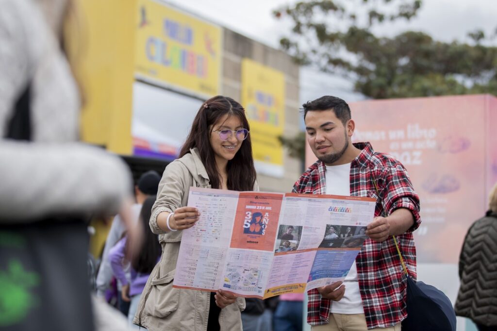 Vista general de pabellones y asistentes en la Feria Internacional del Libro de Bogotá FILBo 2026 en Corferias