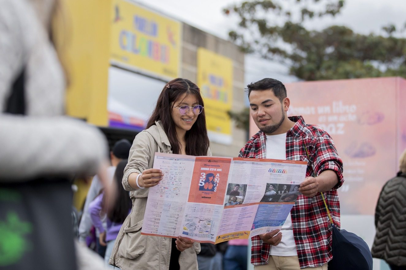 Vista general de pabellones y asistentes en la Feria Internacional del Libro de Bogotá FILBo 2026 en Corferias