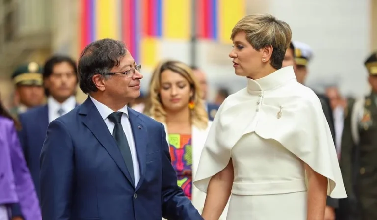 Gustavo Petro y Verónica Alcocer durante evento oficial en 2024.