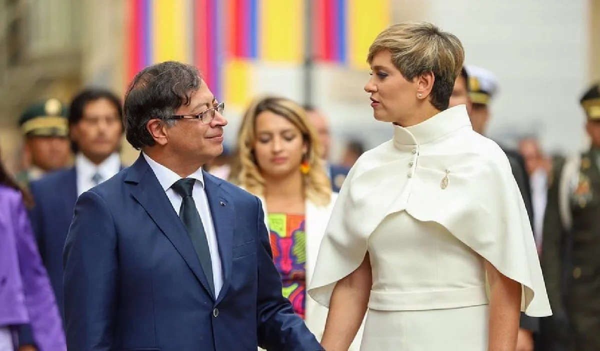 Gustavo Petro y Verónica Alcocer durante evento oficial en 2024.